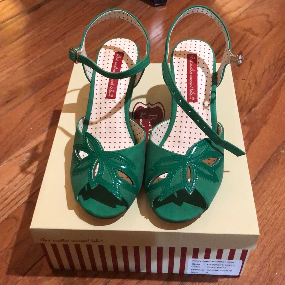 Bait NWOT Cassie Style Sandals.